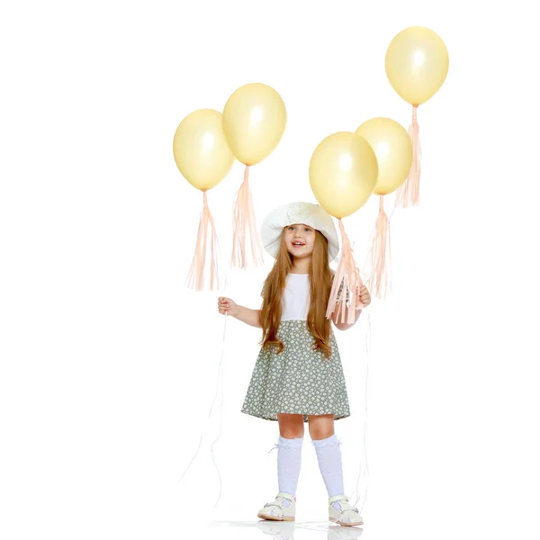 Menina está brincando com um balão — Fotografia de Stock