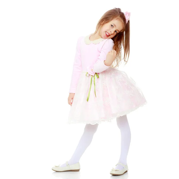 Menina elegante em um vestido rosa . — Fotografia de Stock