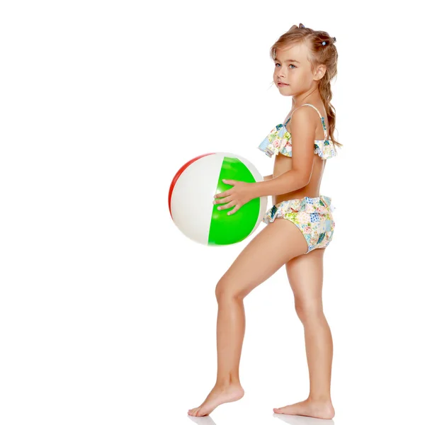 Malá holka v plavkách s míčem — Stock fotografie