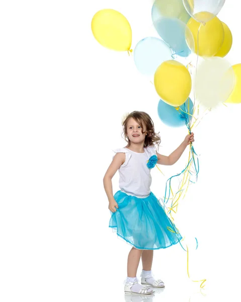 Küçük kız çok renkli balonları. — Stok fotoğraf