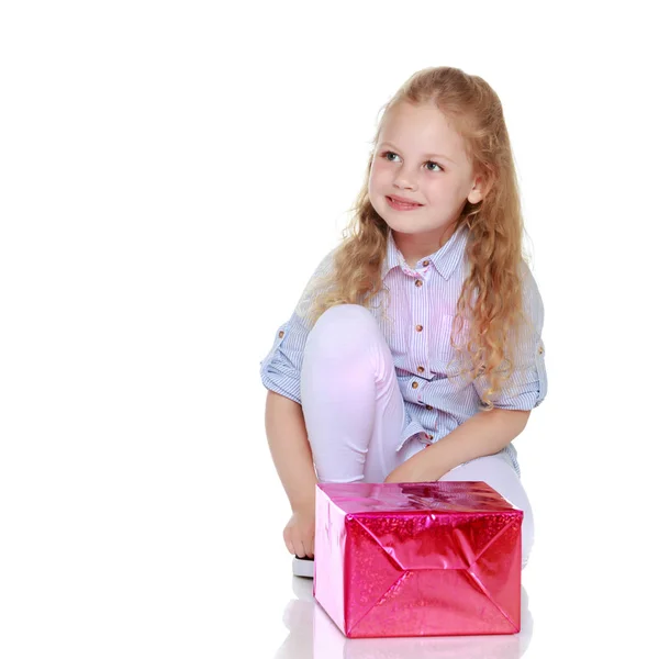 Маленька дівчинка з подарунком — стокове фото