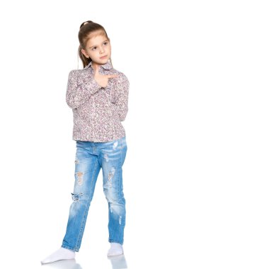 Küçük kız parmağıyla işaret ediyor