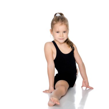 Kız jimnastikçi sicim egzersizi yapıyor..