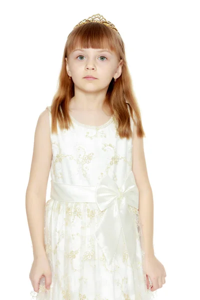 Dziewczyna trzyma na krawędziach sukienka z rękami. — Zdjęcie stockowe