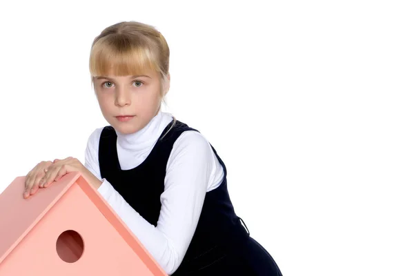 Маленькая девочка играет с деревянными домами . — стоковое фото