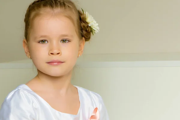 Porträt eines kleinen Mädchens in Nahaufnahme. — Stockfoto