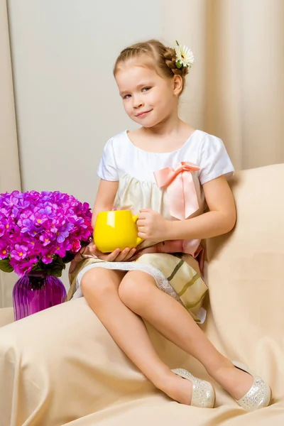 Klein meisje met een boeket bloemen — Stockfoto