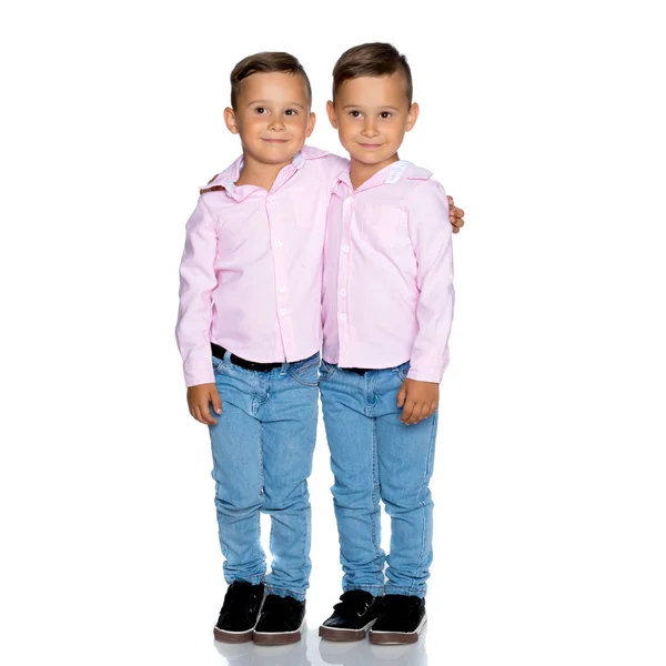 Zwei kleine Jungen in vollem Wachstum. — Stockfoto
