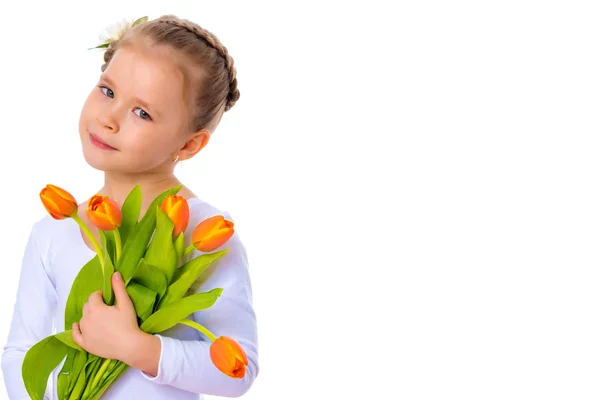 Bambina con un mazzo di fiori — Foto Stock