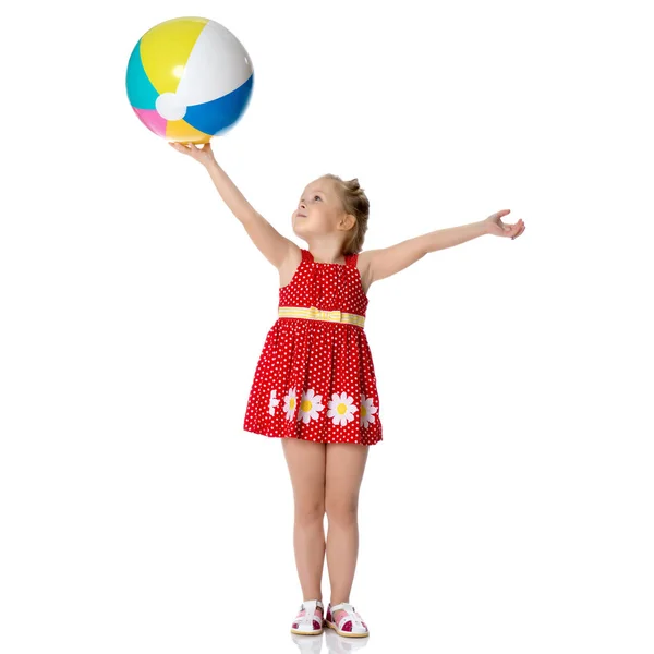 Маленькая девочка играет с мячом — стоковое фото