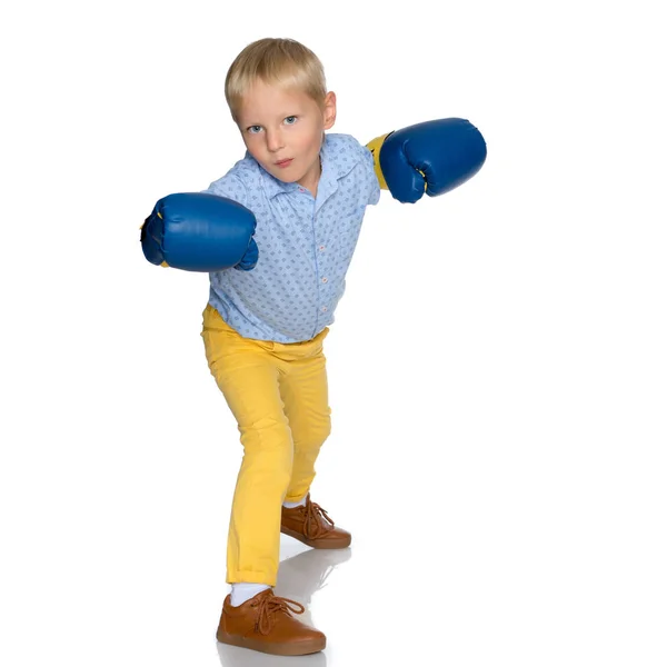Маленький хлопчик в боксерських рукавичках . — стокове фото