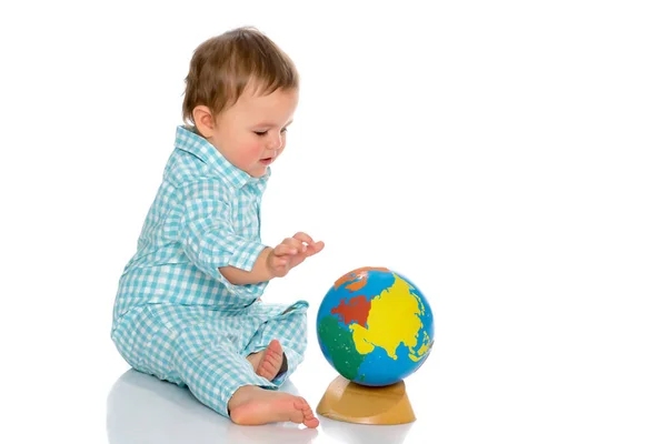 一个小男孩正在玩地球仪。. — 图库照片
