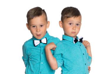 İki üzgün İkizler çocuklar