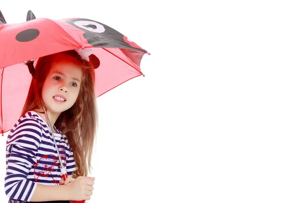 Menina se escondendo sob um guarda-chuva . — Fotografia de Stock