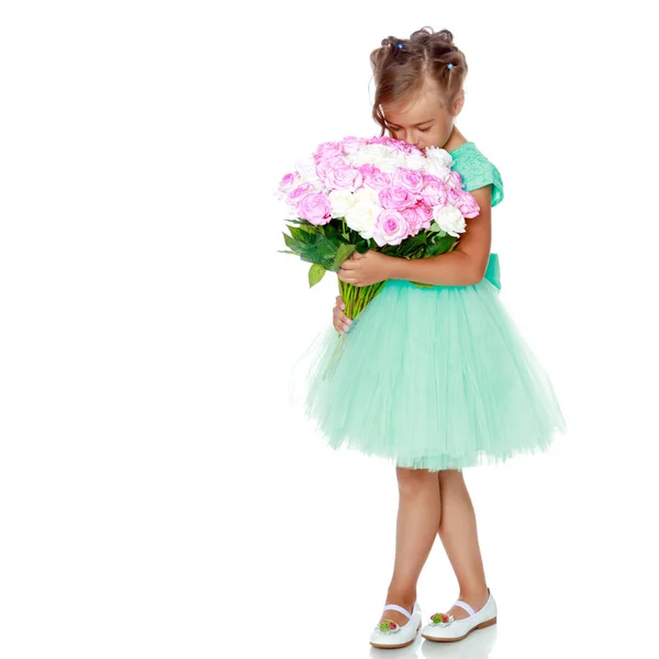 Menina com um buquê de flores — Fotografia de Stock