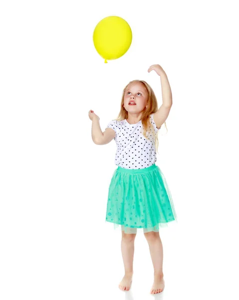 Malá dívka hraje s míčem — Stock fotografie