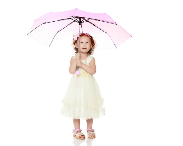 Holčička pod deštník. — Stock fotografie