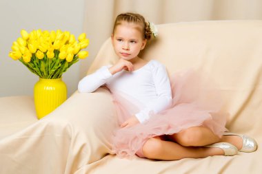 Bir buket çiçekli küçük kız