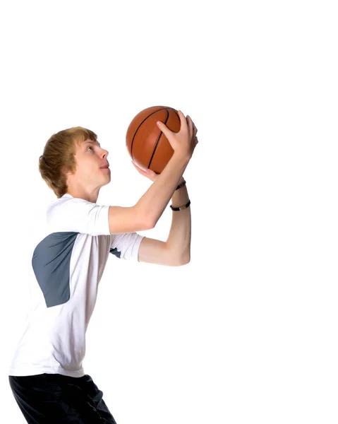 Jogador de basquete joga no ringue — Fotografia de Stock