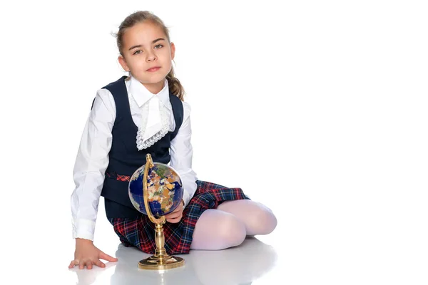 Ein kleines Mädchen studiert die Welt. — Stockfoto