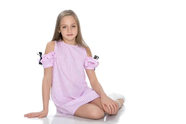 A teenage girl is sitting on the floor. — Stock Photo, Image