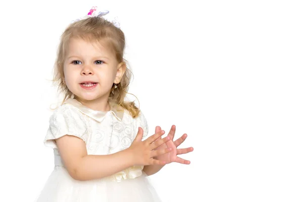 Het kleine meisje klapt in haar handen. — Stockfoto