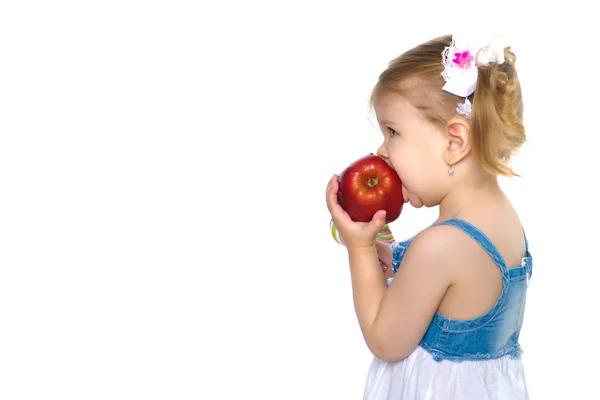 Kleines Mädchen mit Apfel — Stockfoto