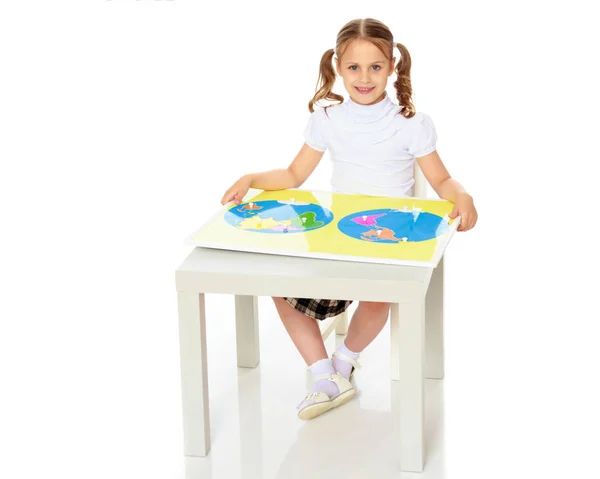 Una ragazzina studia roba alla Montessori.. — Foto Stock