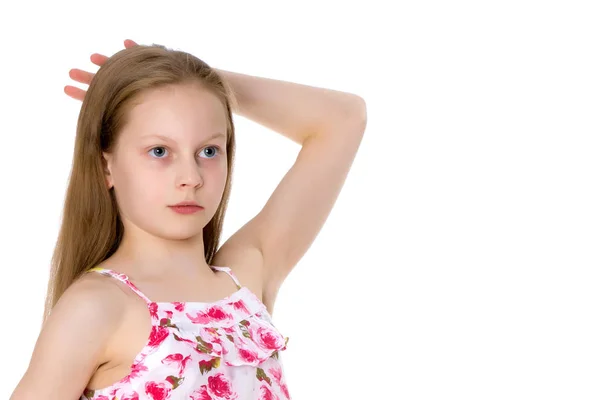 Una niña con un vestido corto de verano . —  Fotos de Stock