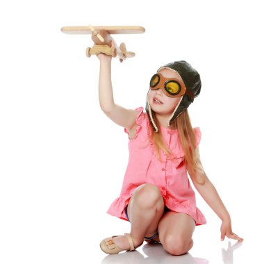 Onun elinde bir uçakla küçük kız.