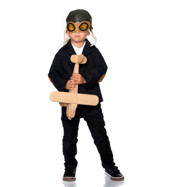 Ahşap bir uçak olan küçük çocuk.