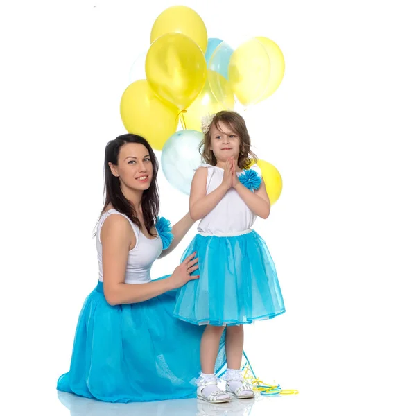Mãe e filha com balões coloridos . — Fotografia de Stock