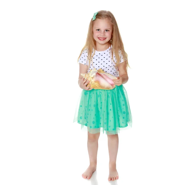 Little girl with sea shell — Stock Photo, Image