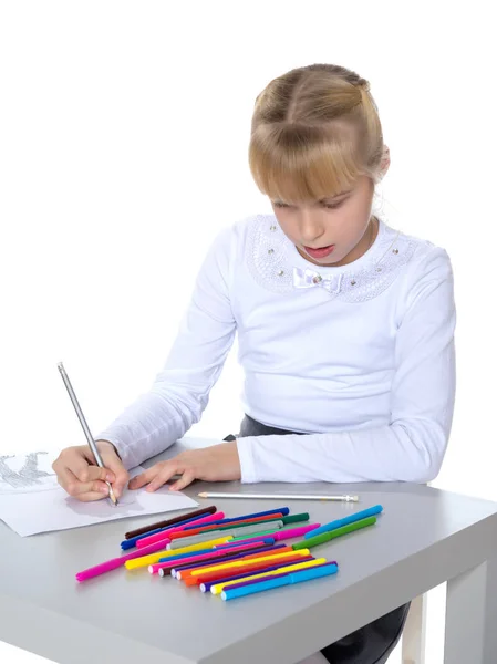 Une petite fille dessine à la table . — Photo