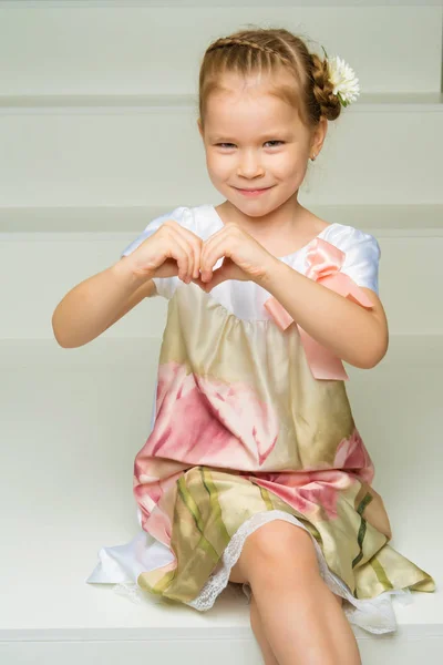 Niña muestra el corazón con sus manos. —  Fotos de Stock