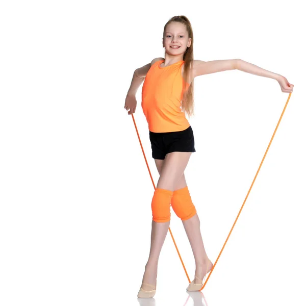 一个女体操运动员用跳绳进行练习. — 图库照片