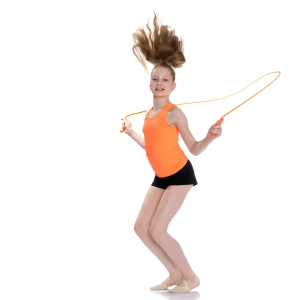 A girl gymnast performs exercises with a skipping rope. — Stock Photo, Image