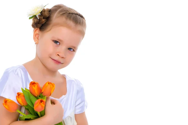 Klein meisje met een boeket bloemen — Stockfoto