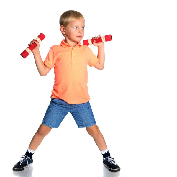 Un niño está levantando pesas . —  Fotos de Stock