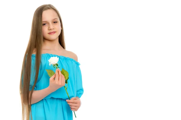 Vacker flicka med en blomma. — Stockfoto