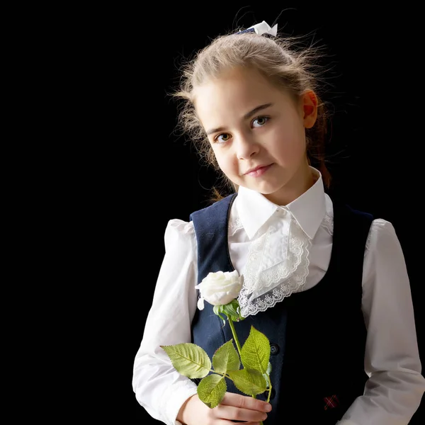 Kleines Mädchen mit einer Blume in der Hand. — Stockfoto
