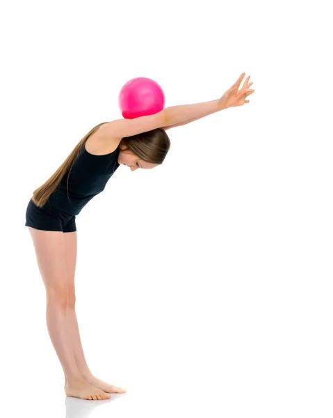 Kleines Mädchen macht Fitness mit Ball. — Stockfoto