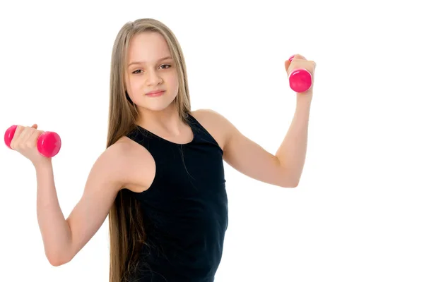 Menina fazendo exercícios com halteres. — Fotografia de Stock