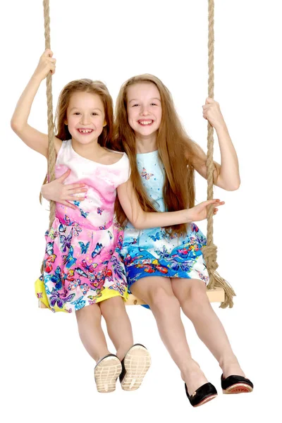 Las niñas swing en un columpio . — Foto de Stock