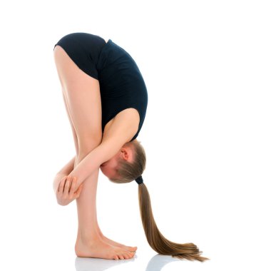 Jimnastikçi akrobatik bir element sergiliyor..