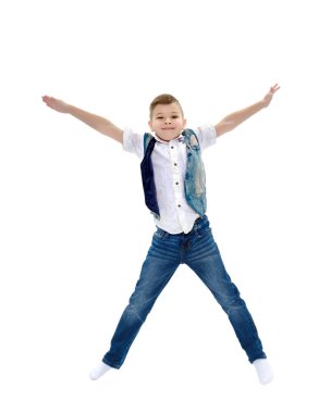 Küçük çocuk zıplıyor