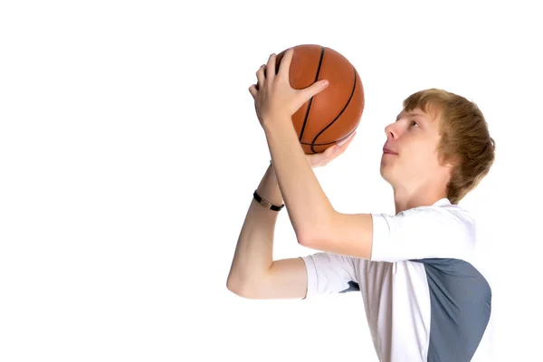 Jogador de basquete joga no ringue — Fotografia de Stock