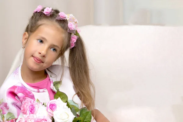 Menina com um buquê de flores — Fotografia de Stock