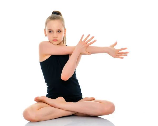 Uma menina está meditando em uma pose de lótus. — Fotografia de Stock