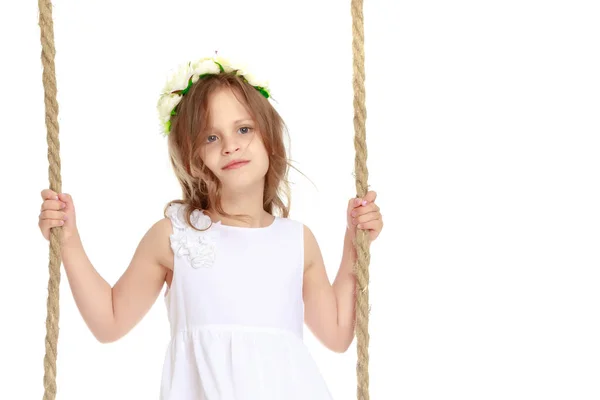 Menina balançando em um balanço — Fotografia de Stock